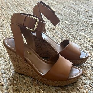 tommy hilfiger size 7 summer cork wedge heels (cognac brown)